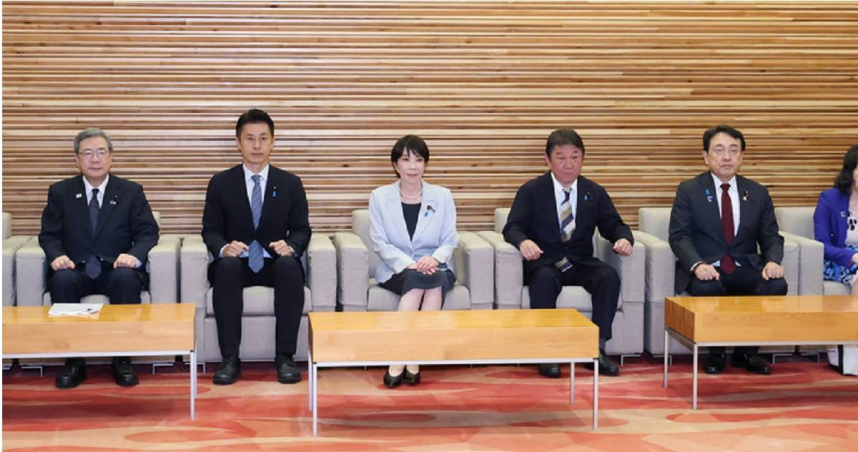 日本首相高市早苗（中）在位於東京千代田區的首相辦公室出席內閣會議。（圖／達志／美聯社）