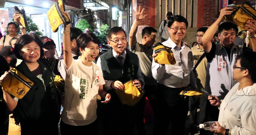 國民黨台南市長參選人謝龍介、民進黨台南市長參選人陳亭妃同台。發媽祖勇包。（圖／翻攝自中嘉寬頻臉書）