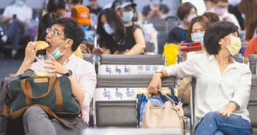 全台解封!今起「後疫情時代」 雙鐵可脫罩、賣場可試吃、解除人流管制