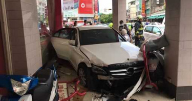 高雄賓士衝撞賣場騎樓一片狼藉 5機車毀損4人受傷送醫