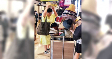 蔡嘉茵 開心戴帽猛照鏡