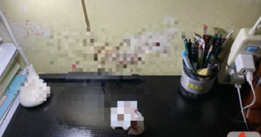 驚見桌上「一灘水」飄腥臭味!女住戶抬頭嚇傻:天花板狂滴血