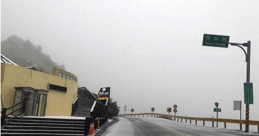 寒流影響下，台14甲合歡山等高山公路段，不排除將預警封路。（圖／民眾提供）