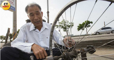 64歲的何振達靠修腳踏車維生，雖然賺的不多，但每年都會到農會買米捐給弱勢族群，40年來就捐出價值超過4千萬的白米。（圖／黃威彬攝）