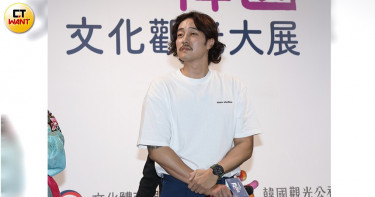 蘇志燮八字鬍、長捲髮現身旅展 粉絲嗨唱生日快樂歌祝壽