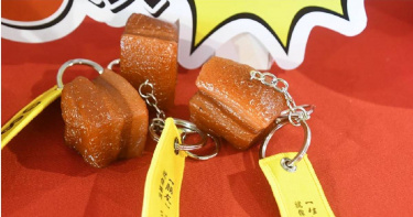 彰化縣政府將加碼製作2000個「爌肉小子」鑰匙圈。（圖／中國時報記者孫英哲攝）