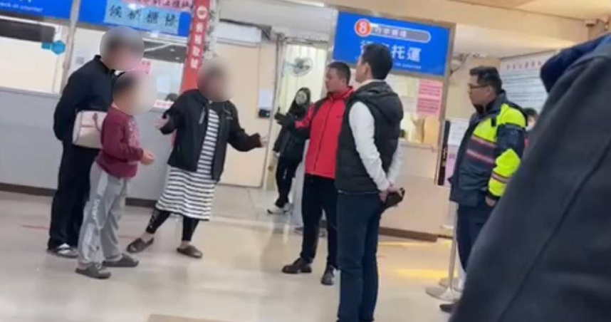 金門一對單幫客夫妻今日攜帶年約10歲小孩準備前往廈門帶貨，疑因行李超量，在通關時與港務人員發生爭吵，引發民眾怒罵「有辱國門」，群起撻伐。(圖／翻攝自臉書「靠北金門」社團)