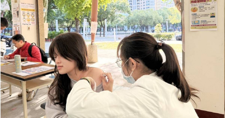 流感疫情升溫，加上2025年元旦後流感疫苗全民開打，醫籲家有老少青壯年趕快接種疫苗，以保護家中長者。（馮惠宜攝）