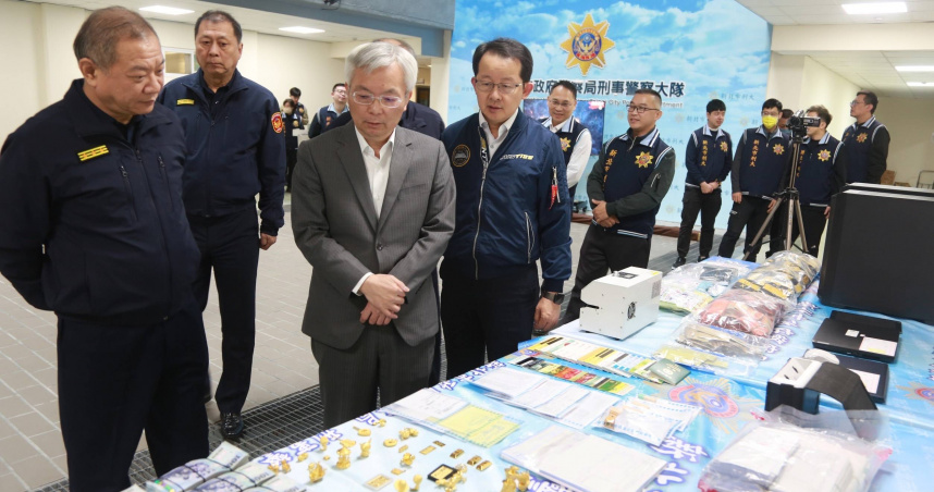 新北警察局發起3波斬金行動逮補56名嫌犯，張榮興更特地到刑大視察成功、嘉勉有功人員。（圖/翻攝畫面）