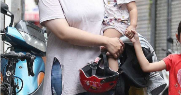 女兒剛開學就被嘲笑「妳家好窮」 清潔員單親媽心碎:我真的很努力了