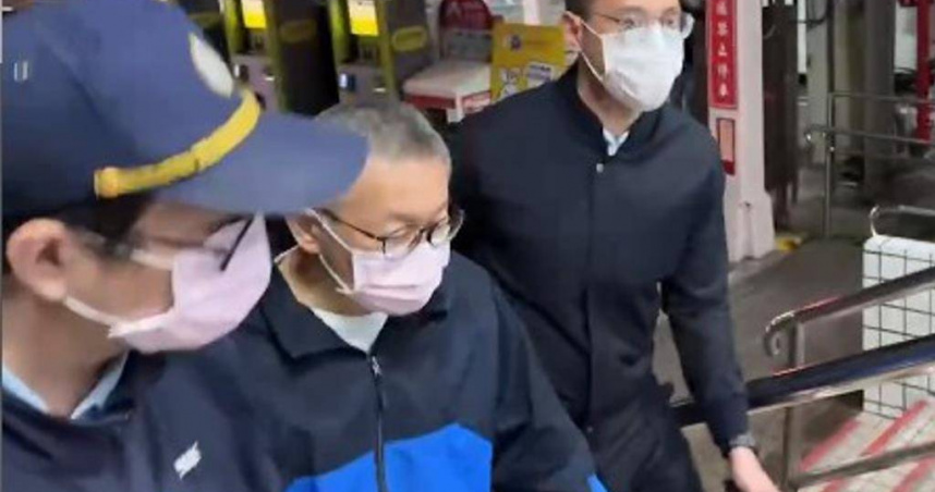 民眾黨主席、前台北市長柯文哲因涉京華城弊案被起訴，移審後再被裁定收押禁見。稍早傳出柯文哲現身台大醫院新竹分院，台北看守所證實經柯文哲家屬辦理申請返家探視，並依《受刑人及被告返家探視辦法》審核。（圖／翻攝畫面）