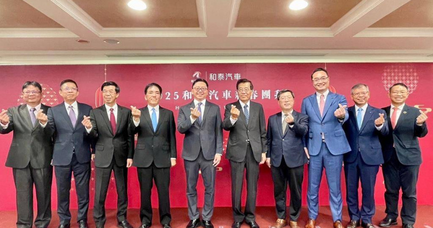 今日為農曆春節後開工第一天，董事長黃南光及總經理蘇純興率領一級主管舉行新春團拜。（圖／和泰提供）