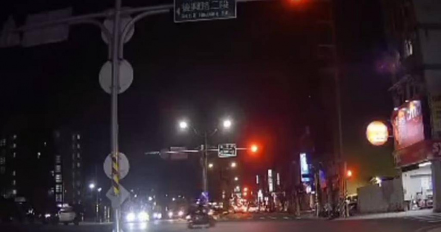 葉姓員警處理交通事故時慘遭衝撞，所幸其意識清醒，救治後已無大礙。（圖／翻攝臉書八卦村）