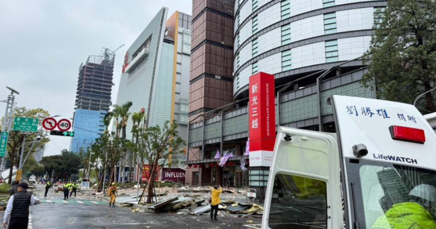 台中新光三越爆炸死傷慘重，1名40多歲婦人受困9樓電梯，搜救人員救出送醫。（圖／翻攝畫面）