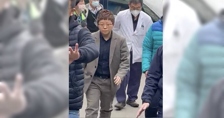 23歲林姓女樓管遇氣爆罹難，檢察官會同法醫抵殯儀館相驗。（圖／翻謝仁烜攝）