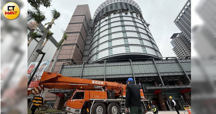 新光三越氣爆地面散落物全數清空，大型機具進駐清除懸空建材。（圖／沈建邦攝）