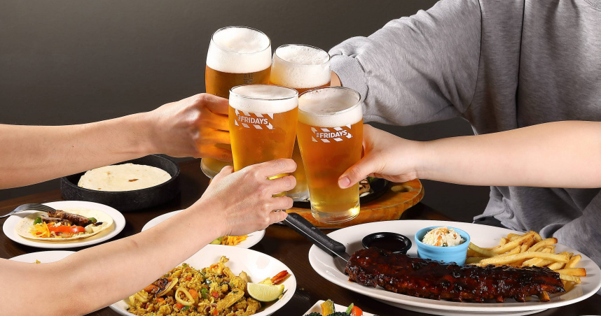 TGI FRIDAYS及Texas Roadhouse德州鮮切牛排共15間餐廳將配合比賽轉播延長營業時間至晚間11點後。（圖／開展餐飲集團提供）