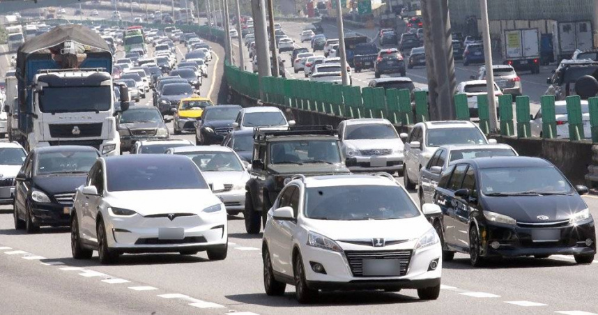 228連假首日，國道湧現車潮。（圖／中國時報范揚光攝）
