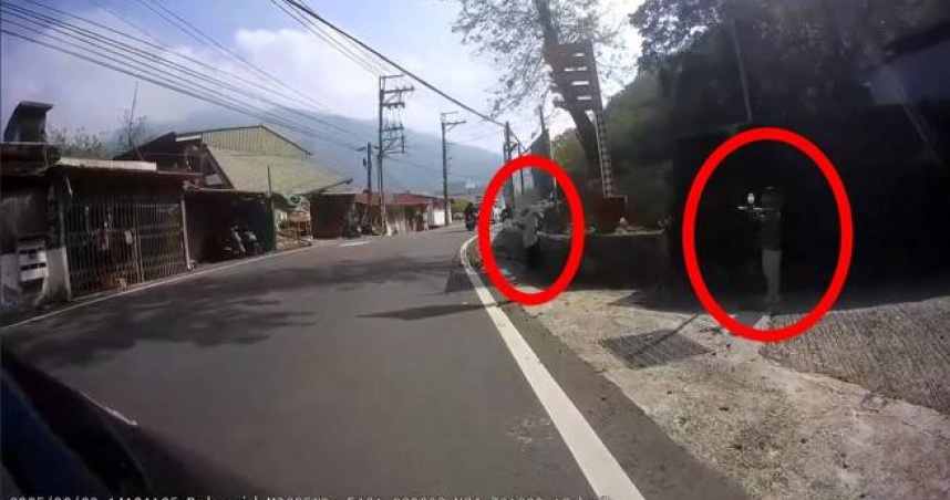 孩童持水彈槍瘋狂掃射騎士。（ 圖／翻攝畫面）