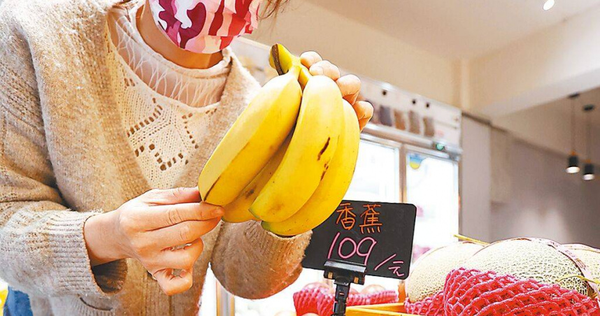 屏東蕉農表示，目前價格約1台斤105元，且該價位還會持續2個月，約5月供貨恢復穩定才有機會下降。圖為民眾在店家選購香蕉。（圖／中國時報陳俊吉攝）