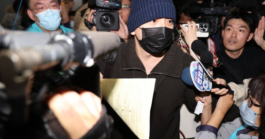 王大陸現身北車報到，準備入伍當兵，引發一陣混亂。（圖／林士傑攝）