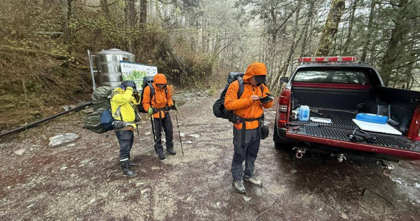 76歲林姓山友登嘉明湖步道時，突感腿腳無力，無法行走，台東縣消防隊接獲通報展開救援。（圖／台東縣消防局提供）