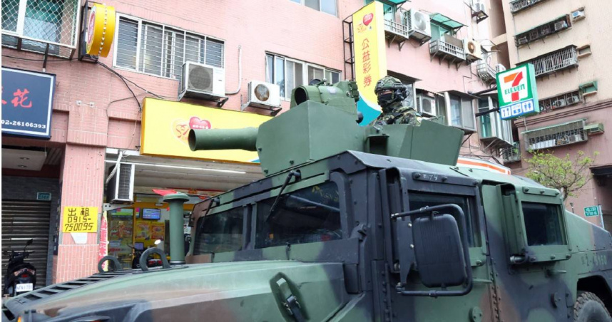 國軍「立即備戰操演」進入第3天，海軍陸戰隊66旅上午在淡水河周邊執行防衛作戰。（圖／報系資料照）