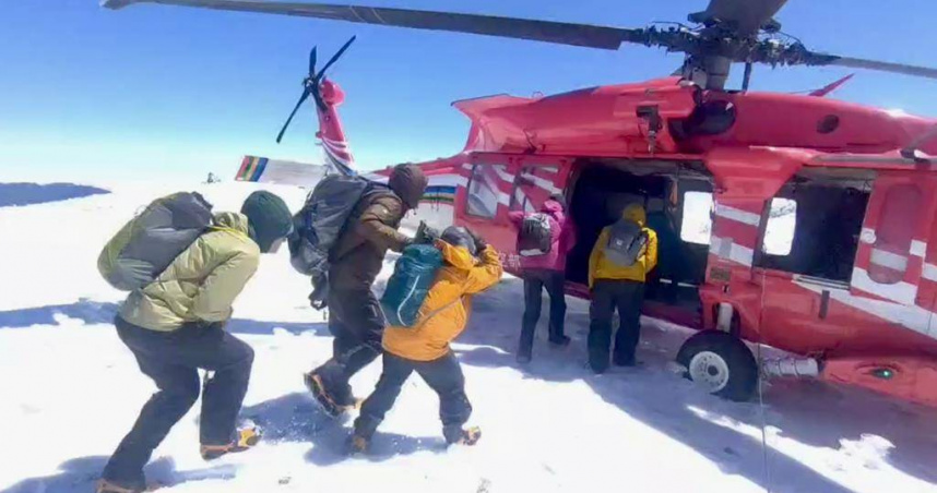 24人登山隊攀南三段，途中遇下大雪，團員因摔傷、感冒、高山症等求助，21日由直升機讚運下山。（圖／空勤總隊提供）