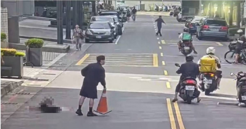 人妻遭到宿姓男子刺殺後倒臥在馬路上。（圖／翻攝畫面）