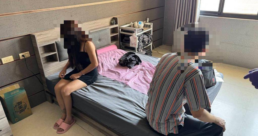 左營大路1處已登記歇業的SPA館，日前警方接獲檢舉仍在偷偷營業，警方24日破門逮人。（警方提供／任義宇高雄傳真）