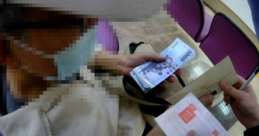 陳翁2度落入假黃金投資詐騙，前往銀行欲購買300萬元的黃金，幸虧警方勸說才阻詐。（圖／翻攝畫面）