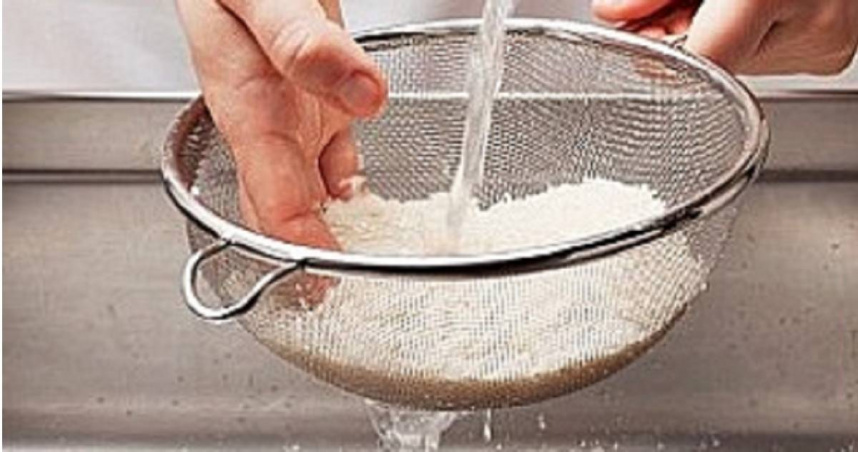 一名大陸網友透露，自己因為洗了太多米，於是就把剩下的生米冰進冰箱裡，怎料幾天後他拿出來一看，竟變成五顏六色。（示意圖／擷取自TPG達志影像）