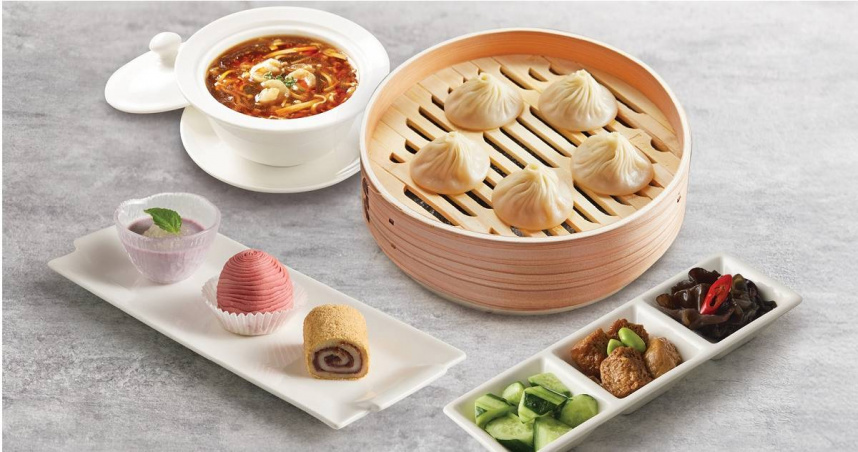 樂天皇朝雙北三店於平日推出258元個人下午茶套餐，可品嘗到原味小籠包與限定點心。（圖／樂天皇朝提供）