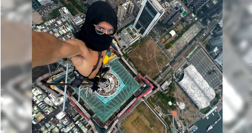 法國極限運動網紅Tom闖入台灣高雄85大樓頂樓，站在距離地面378公尺的避雷針底端自拍，PO網造成全網熱議。高雄苓雅分局批Tom的行為違法，強調將依法究辦到底。（圖／翻攝自Instagram／street_vision）