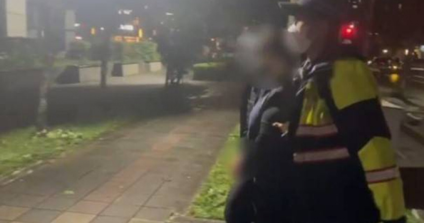 林口1對母女到養生館按摩，豈料竟被偷拍裸體，警方隨即將按摩師逮捕帶回。 （圖／翻攝畫面）