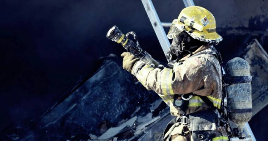 彰化1處鐵皮倉庫發生火警，造成大量農機具陷入火海燒毀，消防人車迅速灌救滅火。（示意圖／翻攝Pexels）