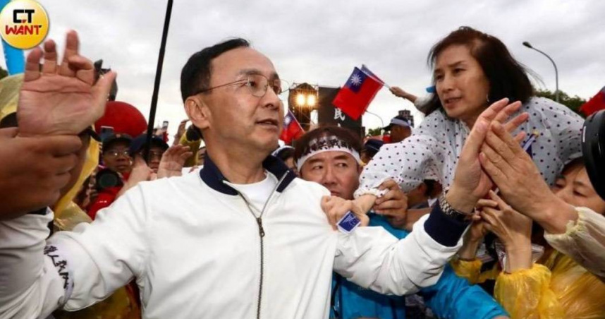 傳國民黨近期強烈砲轟賴政府應對關稅風暴的態度轉趨強硬，與朱立倫事先取得美方理解有關。圖為朱立倫參加426遊行，被藍營支持者包圍（圖／方萬民攝）