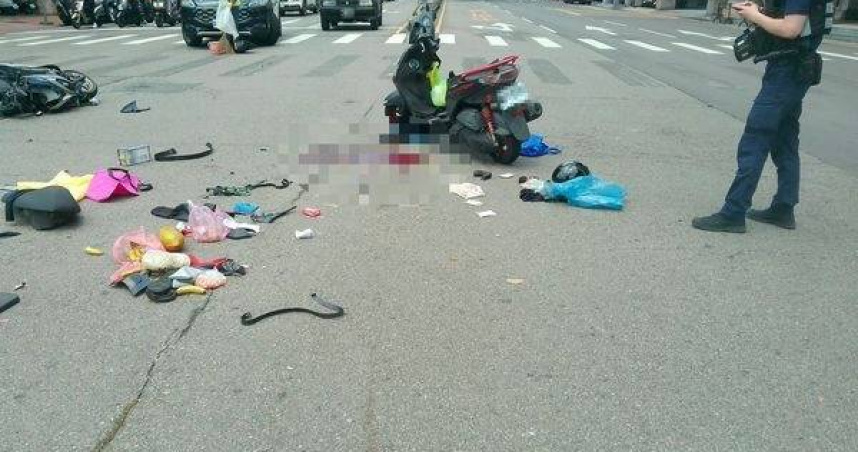 台中路口紅燈相撞鮮血水果散滿地。（ 圖／翻攝畫面）