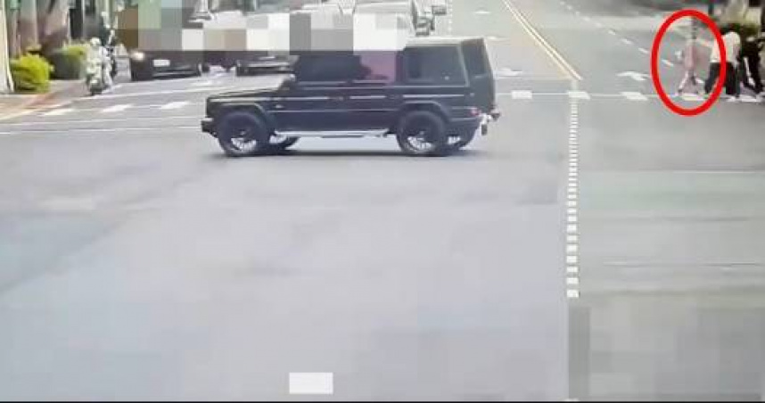 北市中山分局日前獲有日籍男子過馬路時無辜遭踹，目前已擴大調閱監視器畫面，鎖定一名粉衣女子涉案。(圖／翻攝畫面)