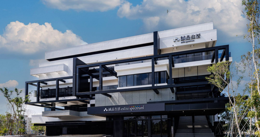 「誠品生活台南」優化通風與綠建築設計，榮獲「TAC世界設計大獎商業概念首獎」，現已展開試營運。（圖／誠品生活提供）