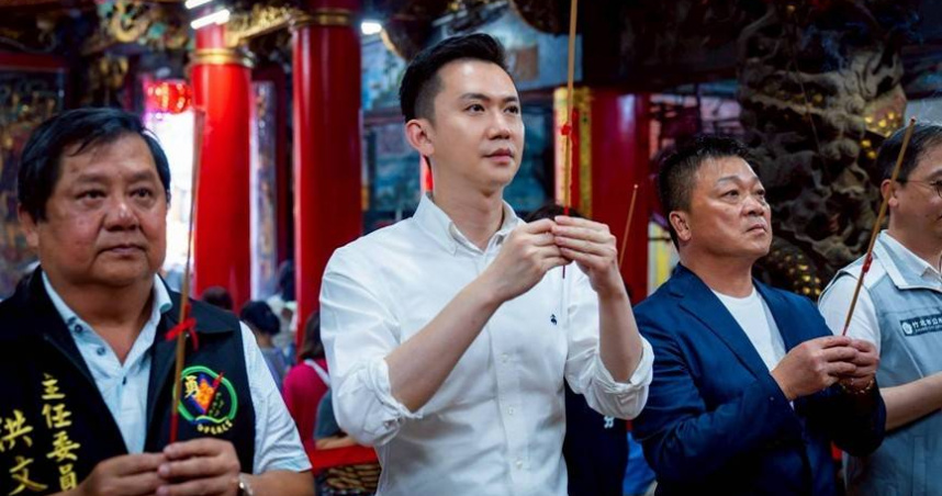 新竹縣竹北市長鄭朝方（中）與市民代表會主席林啟賢（右）近日同框赴苗栗白沙屯拱天宮力邀媽祖來訪竹北，獲得拱天宮主委洪文華（左）善意回應。（圖／翻攝自竹北市公所媒體群組）