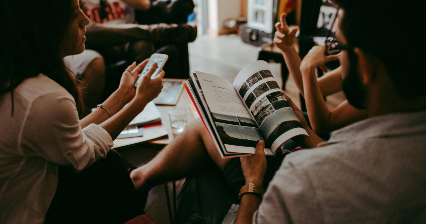 有網友在社群平台Dcard發文，提到自己和同事的對話，發現世代差異。（示意圖／翻攝Pexels）