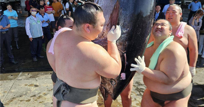 日本相撲力士感受黑鮪魚的重量。(圖/中國時報羅琦文攝)