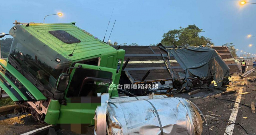 國道驚險翻車釀塞爆鋼圈滾落封匝道。（ 圖／翻攝畫面）