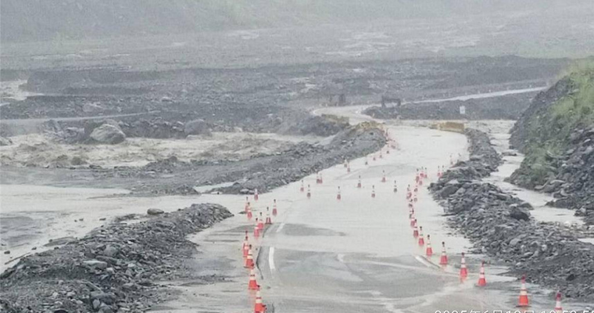 高雄狂風暴雨，傳出南橫公路明霸克露橋溪底便道遭沖毀，交通受阻。（示意圖／翻攝畫面）