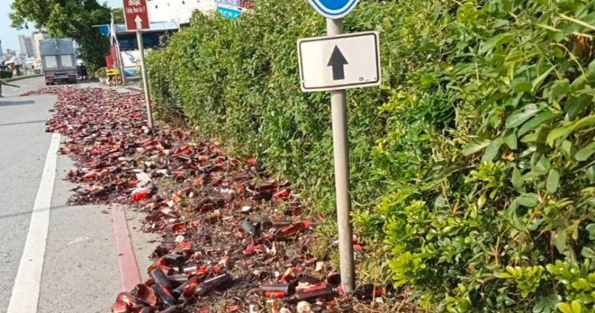 宜蘭曳引車疑未關緊貨櫃，轉彎時酒瓶全散落交通一度受阻。（圖/翻攝畫面）