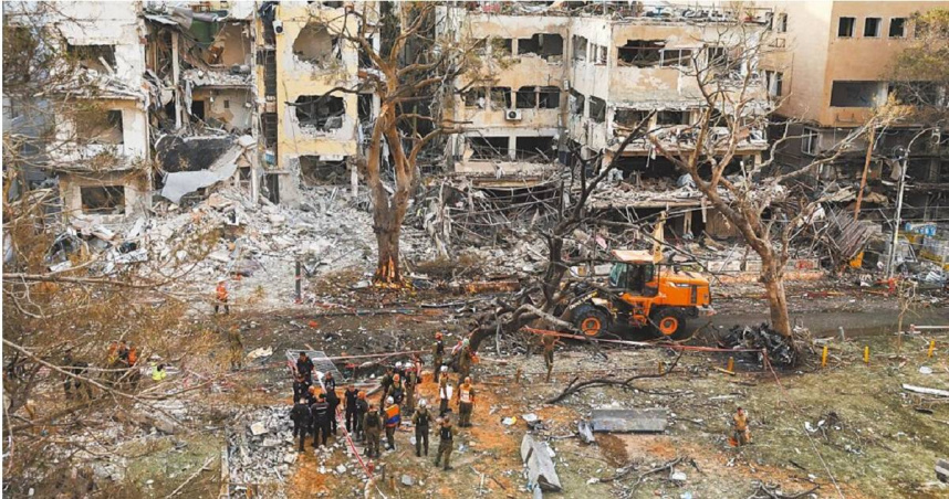 以色列突襲伊朗後，雙方互射飛彈。圖為以色列特拉維夫多棟建築物遭到伊朗導彈炸毀，救難與工程人員正在現場善後。目前以伊雙方仍持續相互攻擊，局勢尚未和緩。（路透）