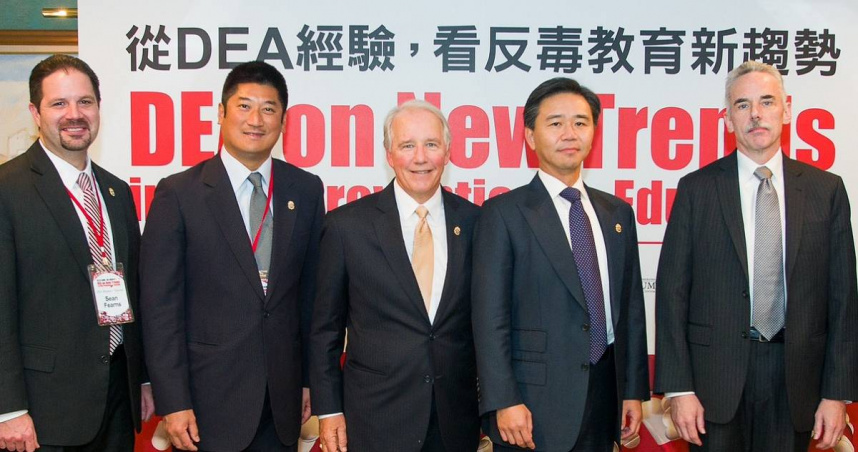 中信反毒基金會董事長辜仲諒(左二)因反毒工作結識美國緝毒署教育基金會(DEAEF)創辦人William F. Alden(右三)成為莫逆之交（圖片來源／資料照）。