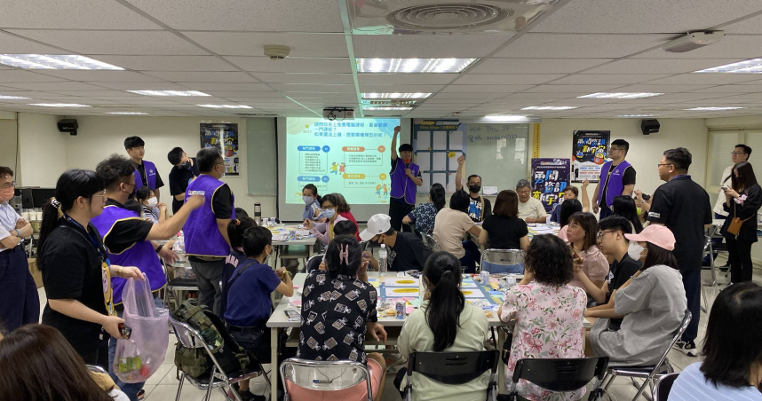 移民署29日於台中工業總會舉辦新住民數位應用力培力計畫。（圖／翻攝畫面）