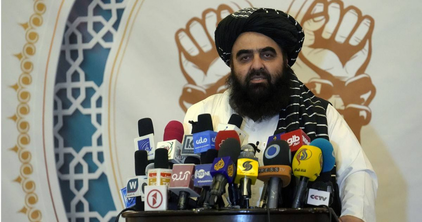 阿富汗外交部長阿米爾汗穆塔基（Amir Khan Muttaqi）3日在喀布爾會見俄羅斯駐阿大使德米特里日爾諾夫（Dmitry Zhirnov）。（圖／達志／美聯社）